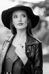 Portrait d'une jolie jeune femme brune en exterieur