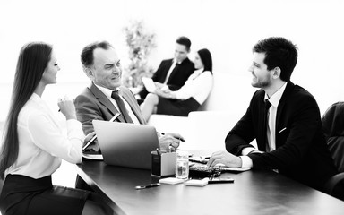 Fototapeta premium client talking with the staff at the Desk in the office