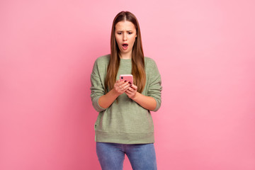 Portrait of astonished crazy girl use cellphone read unbelievable social media novelty impressed scream wow omg wear good look pullover isolated over pastel color background