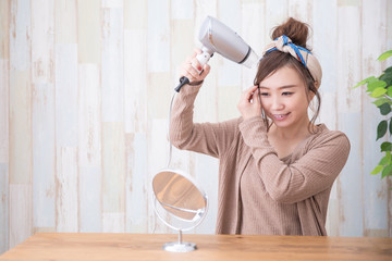 ルームウェアの女性