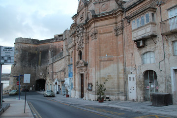 Obraz premium liesse street and our lady church in valletta in (malta)