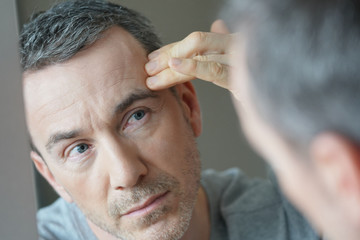 Obraz premium Portrait of man in front of mirror, skincare
