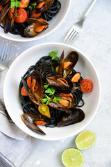 Food delivery mussels and pasta with seafood in white round lunch box. family dinner delivery.  airlines food. airline business class meals and snacks. menu takeaway luxury food