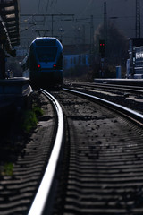 Zug Regionalbahn Bahnhof Halt Verspätung Abfahrt Warten Bahnsteig Signal Ausfahrt Passagiere...