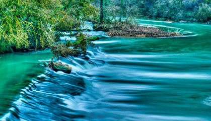 Digue tumultueuse à Neuville-sur-Ain, France