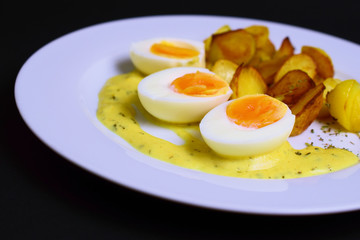 Senfeier mit Bratkartoffeln