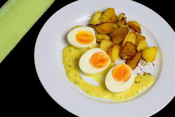 Senfeier mit Bratkartoffeln