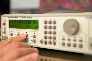 Sintetizador de laboratorio para pruebas de radio
