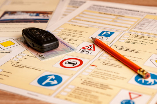 Fahrschulkbogen Führerschein und Autoschlüssel in der Fahrschule