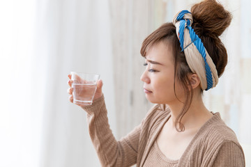 水を飲む女性