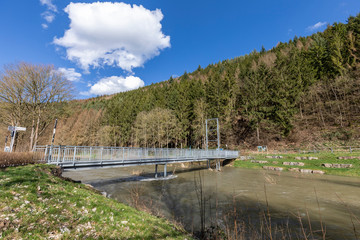 Fototapeta na wymiar Wigeybrücke in Lennestadt bei Hochwasser