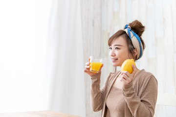 ルームウェアの女性