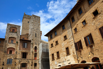 Fototapeta premium San Gimignano (SI), Włochy - 01 czerwca 2016: Wieża na placu Cisterna, San Gimignano, Toskania, Włochy