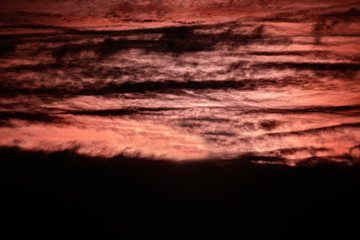 Sonnenuntergang mit rötlichen Wolken