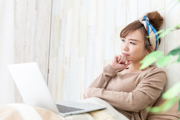 ルームウェアの女性