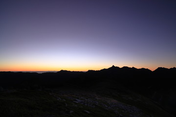 【北アルプス】双六岳山頂から望む夜明けの槍ヶ岳