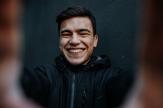 Junger Mann mit Pigmentst&ouml;rung, Vitiligo im Lifestyle Portrait 