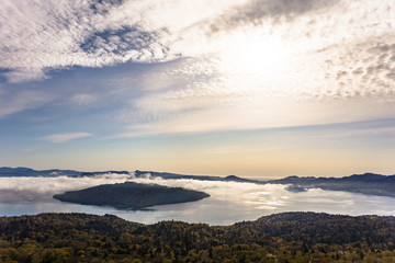 Fototapeta na wymiar 日本・北海道東部の国立公園、屈斜路湖の雲海
