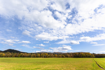 日本・北海道東部の国立公園、弟子屈町の草原