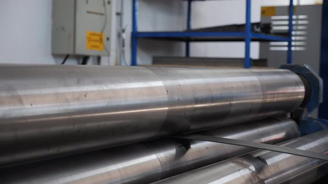 Industrial metal sheet roller bending machine - camera slide and track the steel work piece