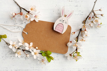 Happy Easter - Osterhase mit Bl&uuml;tenzweigen und Papieranh&auml;nger