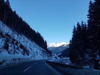 Strahlende, schneebedeckte Berggipfel vor blauem Himmel