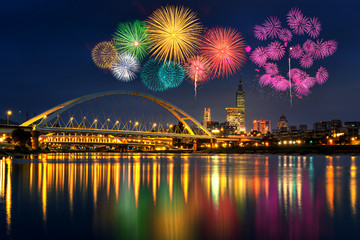 Obraz premium Fireworks festival at night in Taipei, Taiwan.
