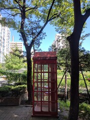 Fototapeta na wymiar red telephone box