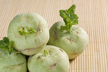 Kohlrabi (lat. Brassica oleracea var. gongylodes L.) auf Bambus