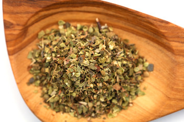 Oregano Gewürz Kräuter auf einem Holzlöffel
