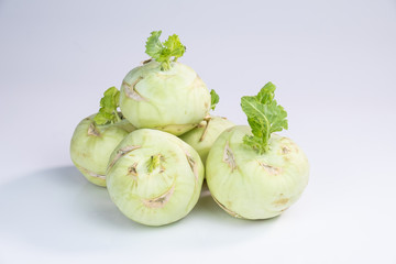 Mehrere Kohlrabi (lat. Brassica oleracea var. gongylodes L.)