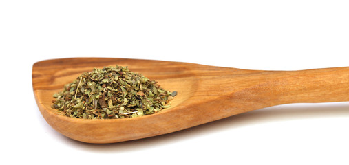 Oregano Gewürz Kräuter auf einem Holzlöffel