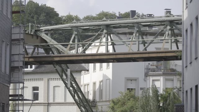 Schwebebahnseitlich