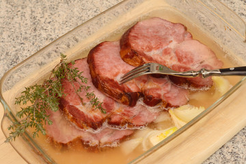 Kassler Kammscheiben in einer Glaspfanne