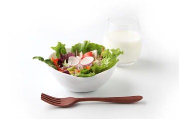 朝食 グリーン サラダ 牛乳 白背景
