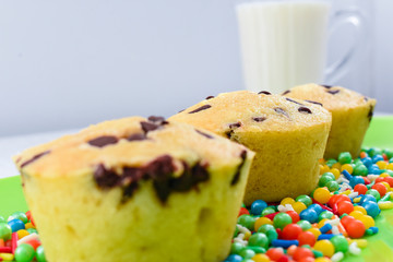 Vanilla muffin and milk