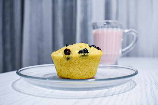 Cupcake de vainilla y uvas pasas