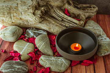 candela con petali di fiori aromatici con profumo rilassante 