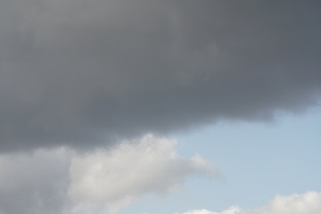 Bedeckter grauer, gelber, und weißer heller Wolken Himmel 