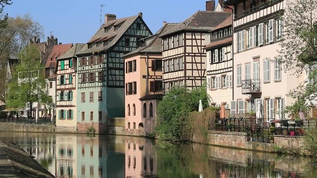 Maisons de style alsacien au bord de l'Ill dans la petite France à Strasbourg.