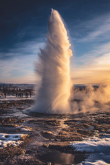 Strokkur in tutto il suo splendore. L' Esplosione del geyser più famoso d'Islanda, situato...