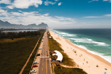 Vista aérea playa más carretera y cielo azul