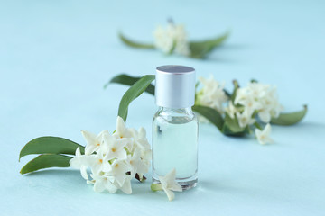 Obraz na płótnie Canvas アロマオイルと白い沈丁花の花
