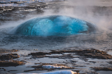 Strokkur... la gigantesca bolla blu che si forma, nell'istante  prima dell'esplosione del Geyser...