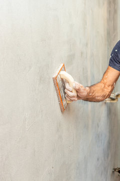 tinteggiatore con spatola per muro