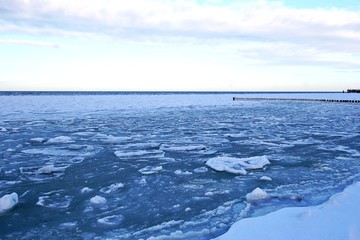 Fototapeta na wymiar Ostsee im Winter