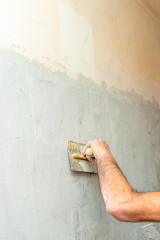 muratore con malta bianca
