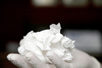 Ein zerknülltes Taschentuch liegt auf der Hand