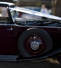 Fototapeta premium wedding car driving back