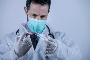 medico trasferisce sangue da una siringa a una provetta pe un tst sul corona visrus, isolato, su...